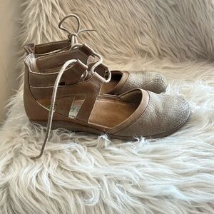 Naot leather lace sandals. Size 39, beige in color.